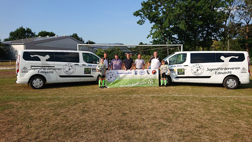 Zwei Minibusse für die Edewechter Fußballjugend